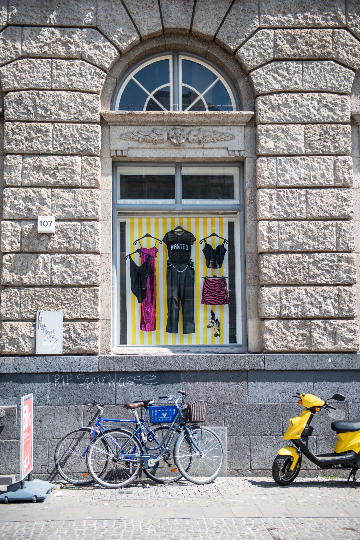 Warenangebot einer Einkaufsmeile: Modeboutique mit Straßenchic. Foto: F. Anthea Schaap