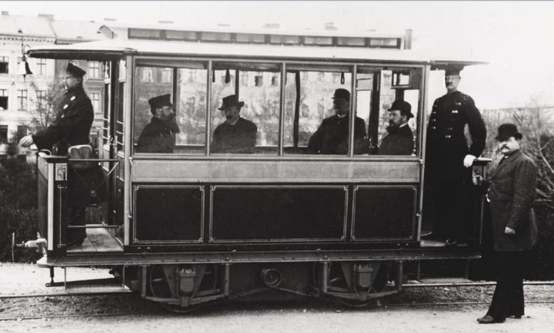 Die erste elektrische Straßenbahn fährt durch Lichterfelde. Erfunden wurde sie natürlich in Berlin.
Foto: Wikimedia Commons/ Siemens Corporation