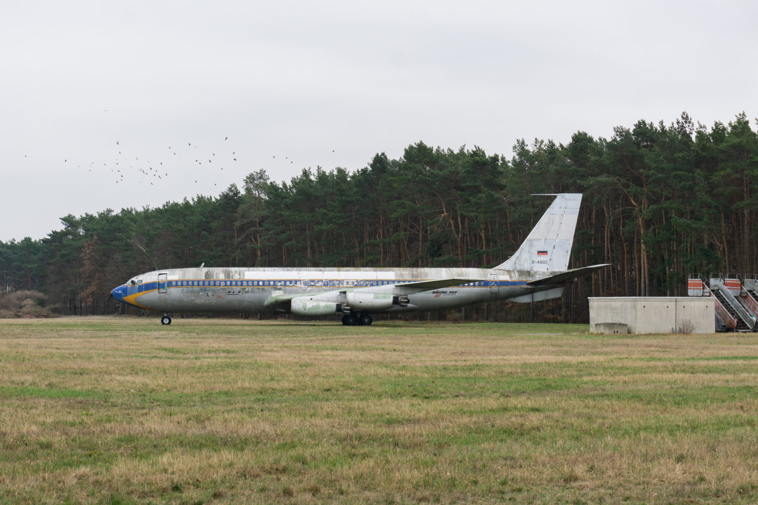 Luftfahrtgeschichte in Berlin: Die 707 steht am hintersten Winkel des Tegeler Flughafens. Foto: Max Müller