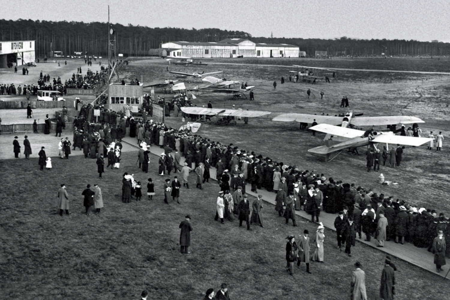 In den ersten Jahren von Johannisthal kamen viele schaulustige Berliner*innen, um bei den teils waghalsigen Flugshows dabei zu sein. Foto: Public Domain