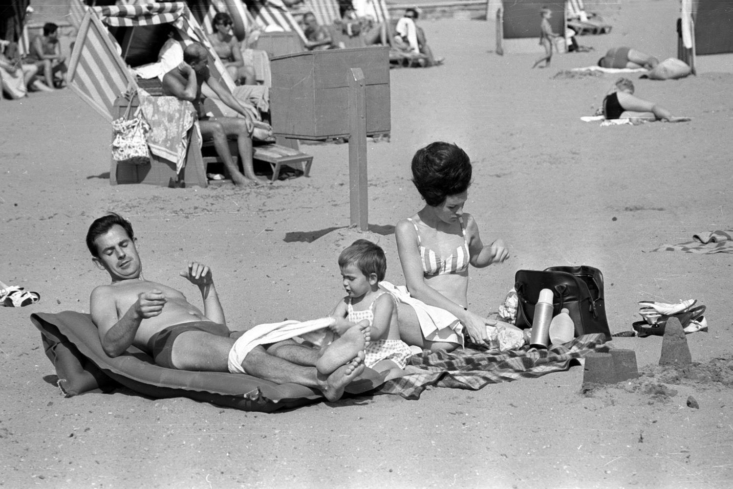Baden und Schwimmen in Berlin: Und die Haare saßen in den 70ern bei vielen sozialistischen Werktätigen auch am Strand. Foto: imago images/Marco Bertram 