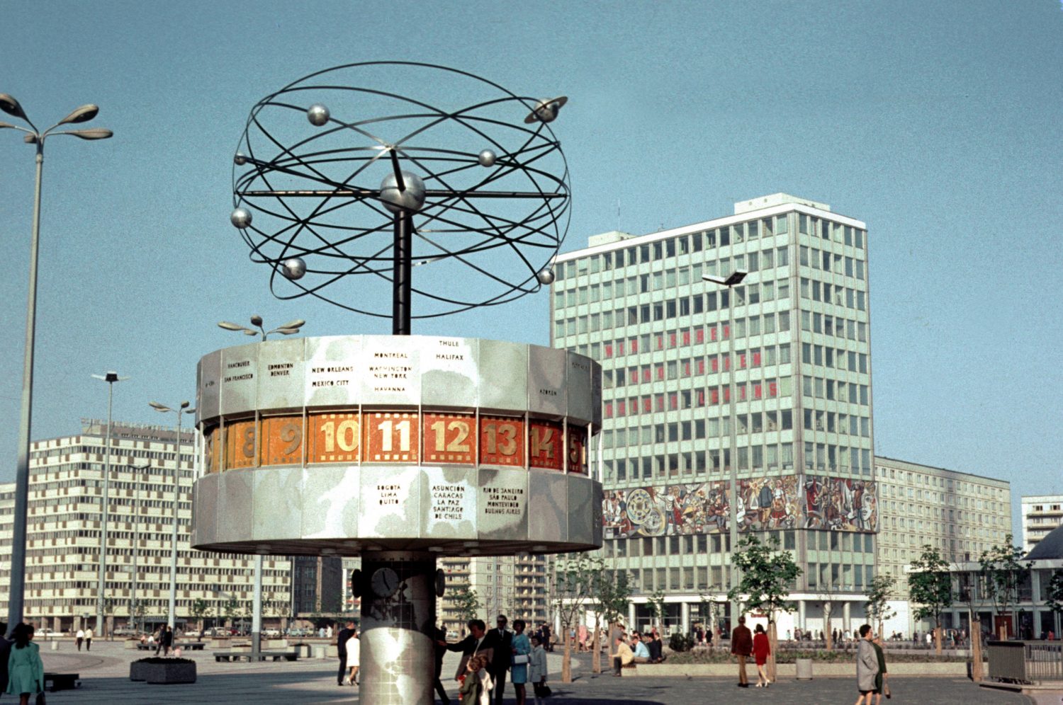Berlin Alexanderplatz: Bunt, modern, international. Der Alexanderplatz mit Weltzeituhr, Aufnahme von 1972. 