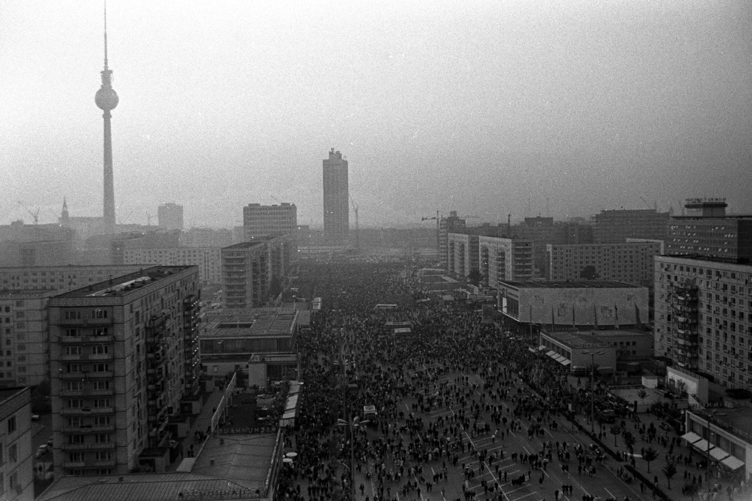 Festumzug auf der Karl Marx Allee, während der Feierlichkeiten anlässlich des 20. Jahrestages der DDR in Ost-Berlin, Aufnahme von 1969. 