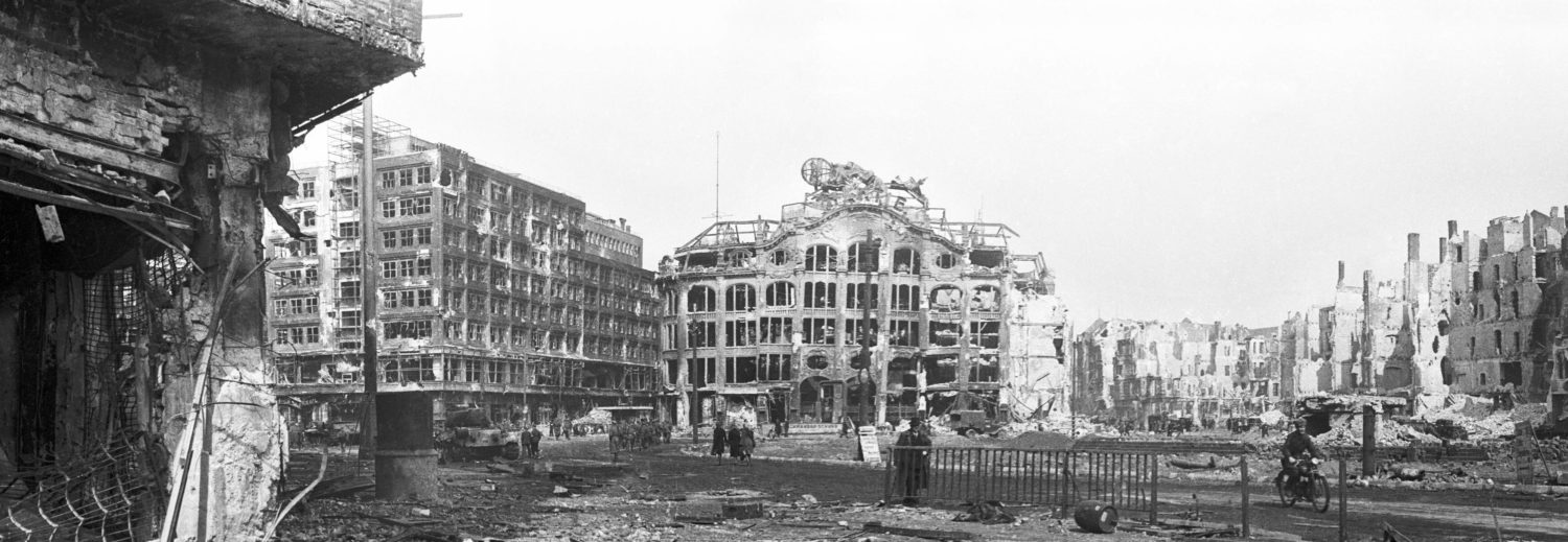 Schlacht um Berlin, auch der Alexanderplatz wurde zerstört, Aufnahme vom Mai 1945. 