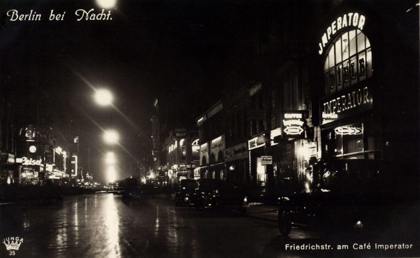 Friedrichstraße in Berlin: Berlin bei Nacht: Friedrichstraße am Café Imperator, um 1926. 