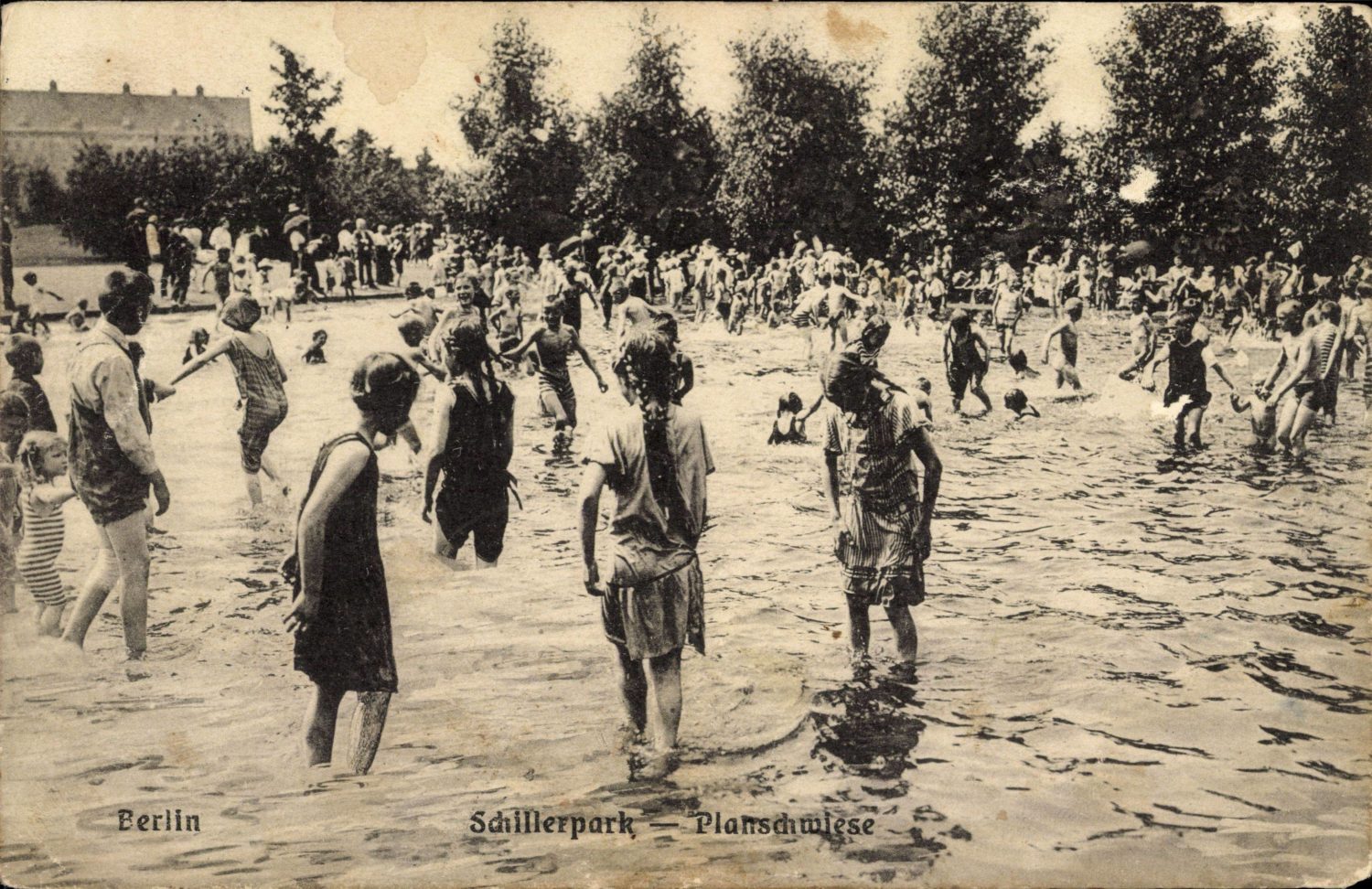 Baden und Schwimmen in Berlin: In der nördlichen Ecke des Schillerparks, dort, wo er ans Englische Viertel grenzt, gab es früher eine Planschwiese. Foto: imago images/Arkivi