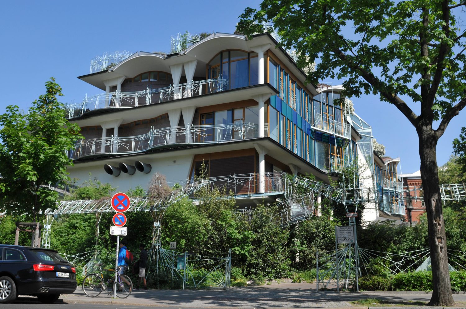 Architektur Berlin Man kann die Spreewaldgrundschule lieben oder hassen, zumindest ist der Baller-Bau unbestreitbar auffällig. Foto: Imago/Schöning