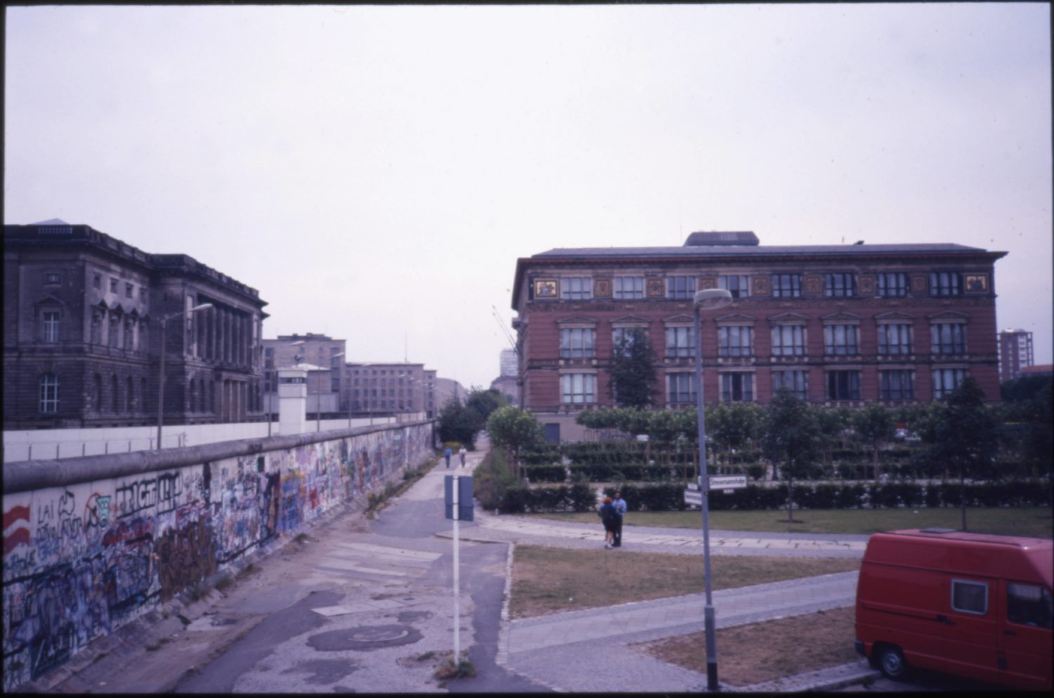 Bilder der Berliner Mauer: Hier sieht man, wie sie Kreuzberg und Mitte trennt. Rechts der Martin-Gropius-Bau, links, auf DDR-Seite, das Gebäude des Preußischen Landtags. Foto: Imago/Gerhard Leber