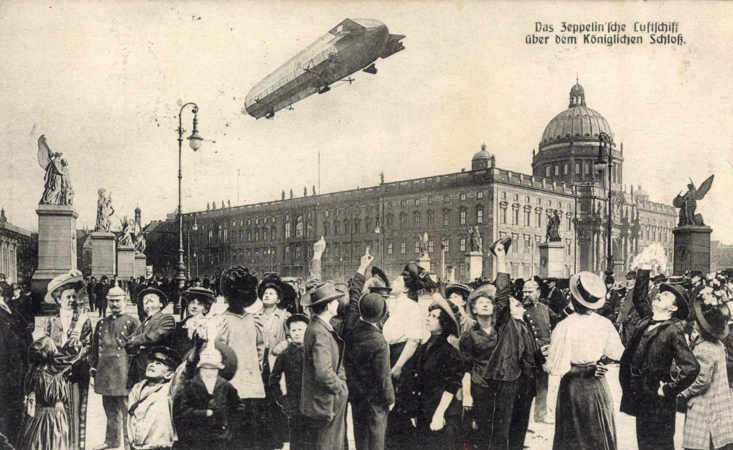 Berlin Postkarten: Zeppelinsches Luftschiff über dem königlichen Schloss.