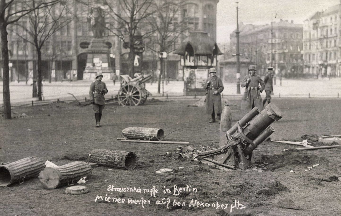 Berlin Alexanderplatz: Berliner Märzkämpfe. Minenwerfer auf dem Alexanderplatz, 1919. 