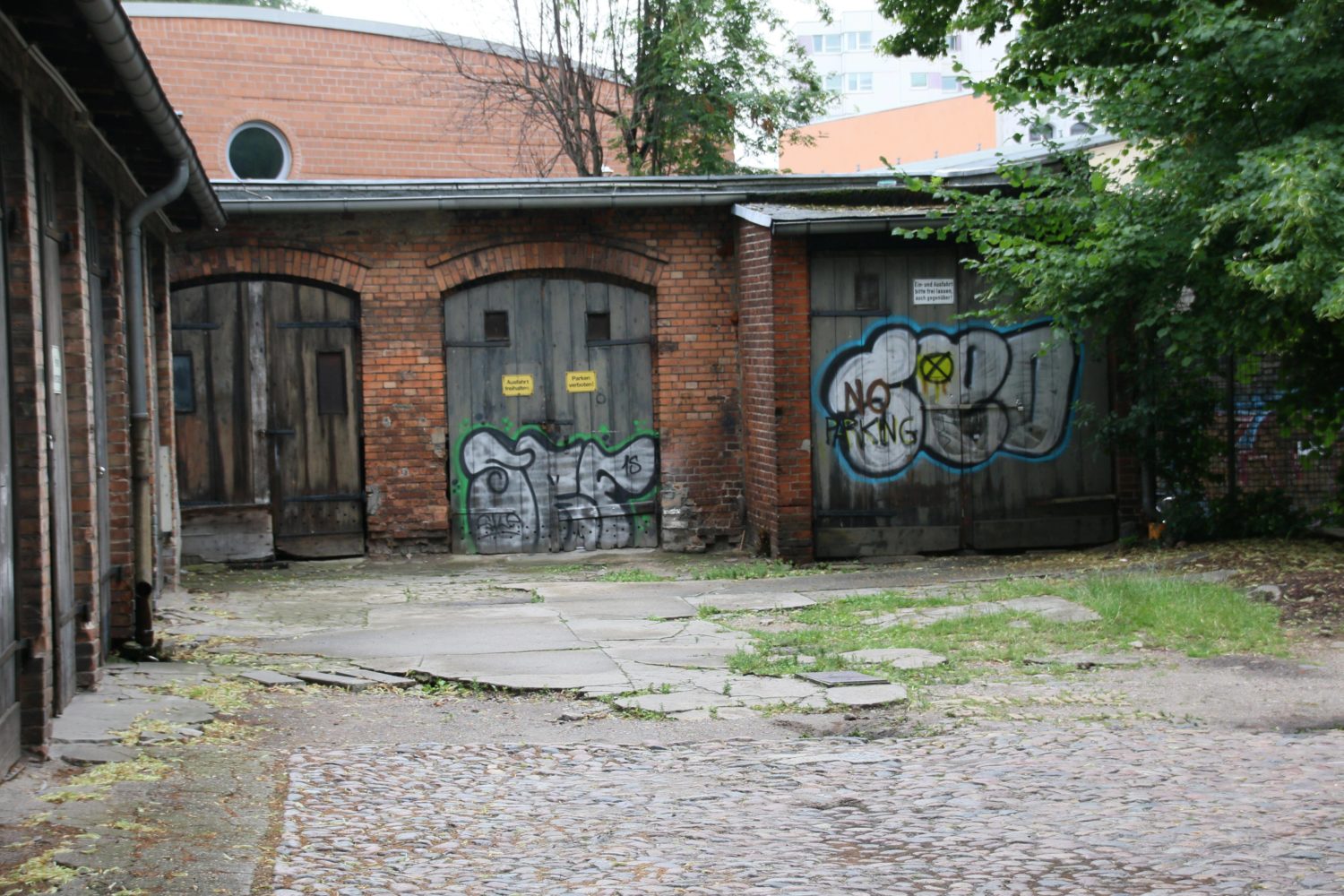 Hinterhöfe in Berlin: Mit Grafitti beschmierte Garagen auf einem Kreuzberger Hinterhof in der Oranienstraße. 