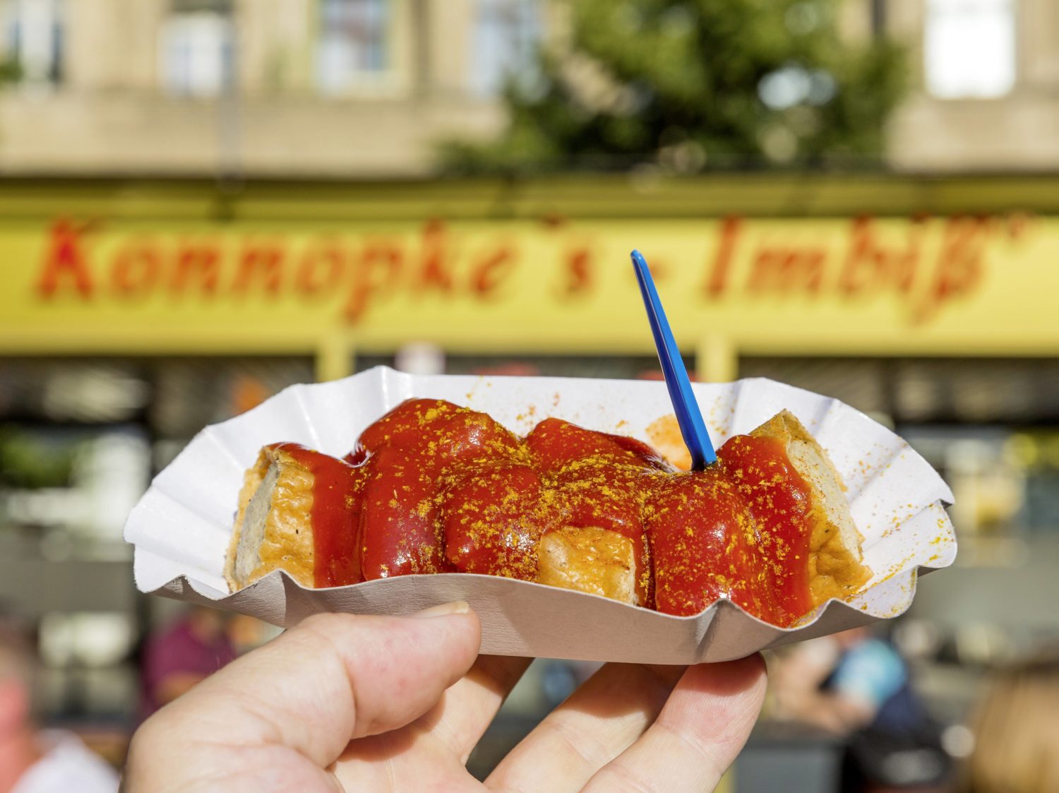 Die Currywurst zählt zu den Berliner Gerichten schlechthin. Konnopke's Imbiss im Hintergrund gilt als der erste Imbissstand im damaligen Ost-Berlin. Foto: Imago/Hettrich