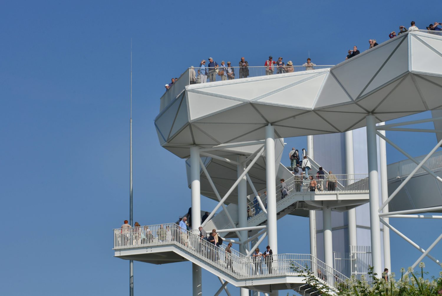 Wolkenhain heißt diese Anlage, die 120 Meter in den Himmel ragt. Von hier hat man einen tollen Blick auf die Gärten der Welt. Foto: Imago/Schöning 