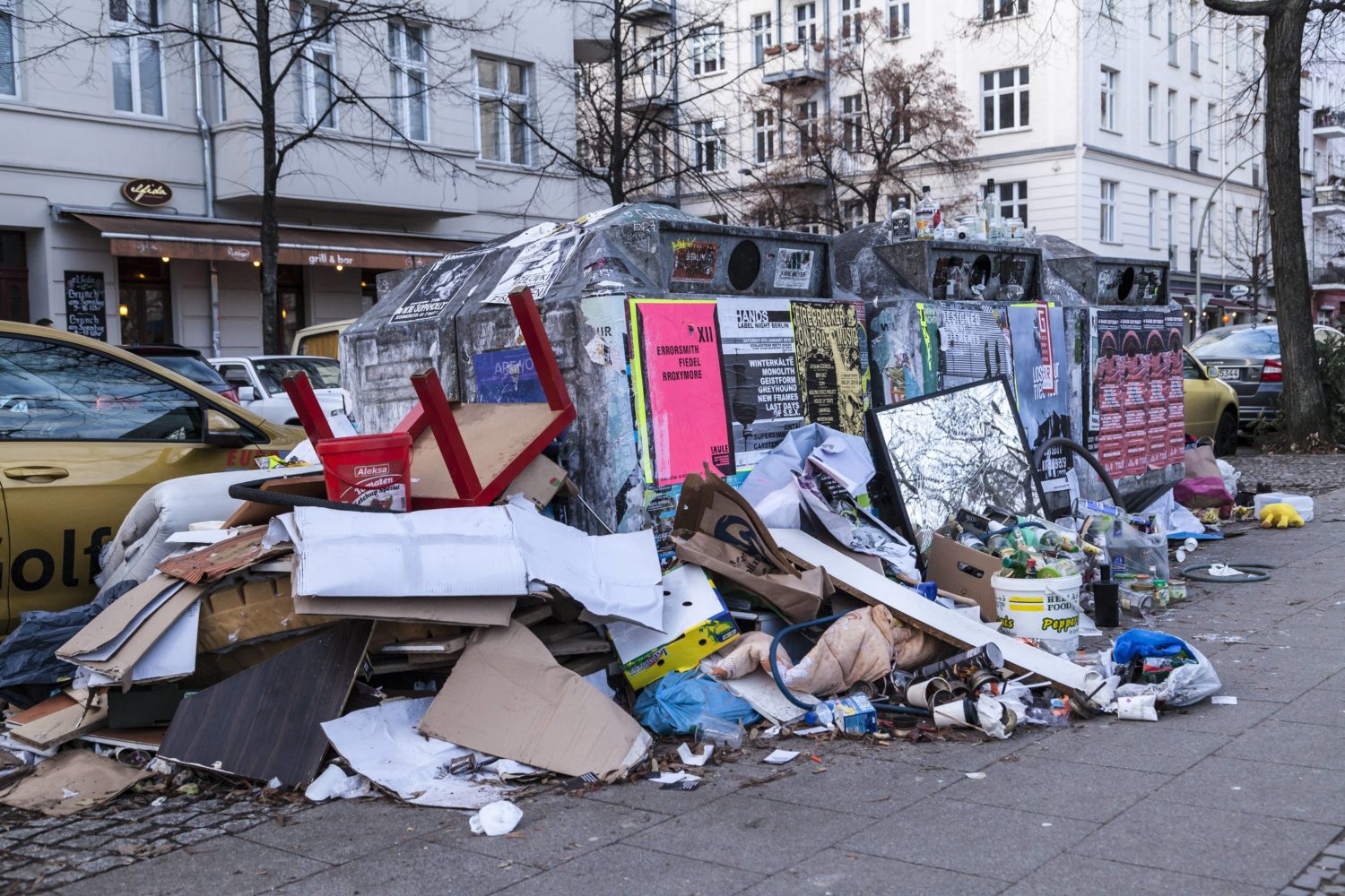 Sperrmüll in Berlin: Müllcontainer mit darum liegender Müll in Friedrichshain.