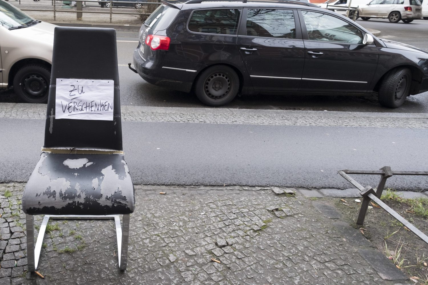 Zu verschenken – schäbiger Stuhl an der Schönhauser Allee in Prenzlauer Berg.