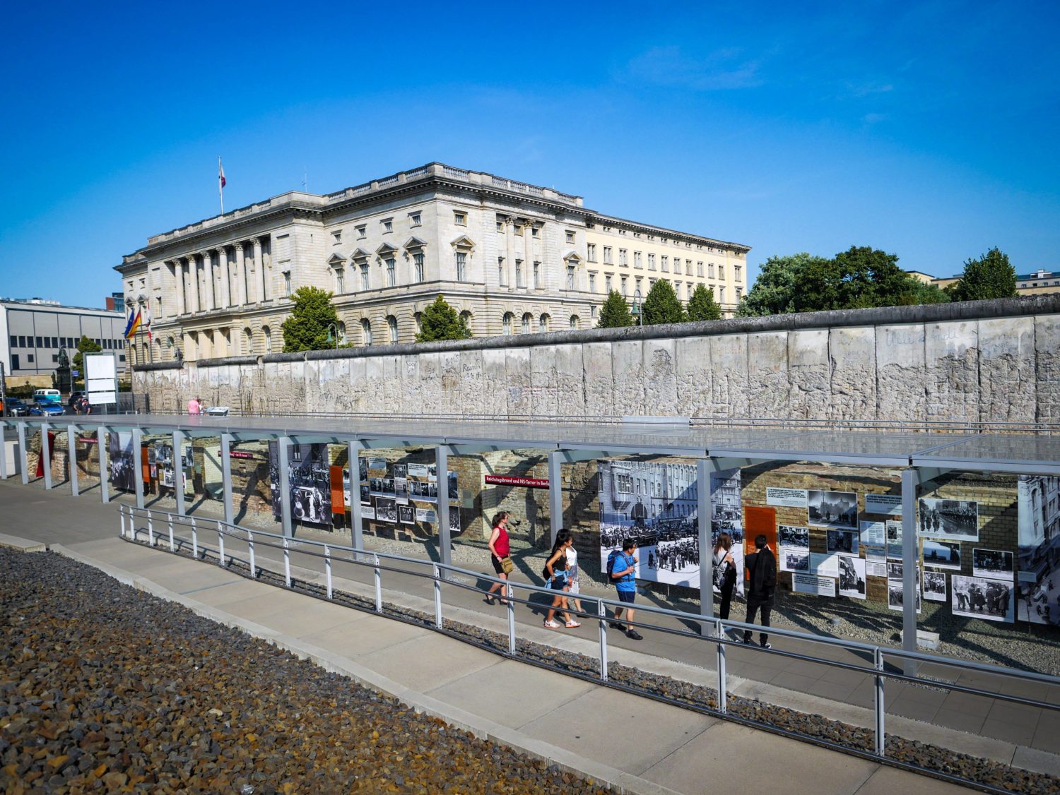 Der Preußische Landtag ist heute das Berliner Abgeordnetenhaus. Ein Teilstück der Berliner Mauer ist hier erhalten und kann besichtigt werden – am besten zusammen mit der Topographie des Terrors. Foto: Imago/Jürgen Ritter