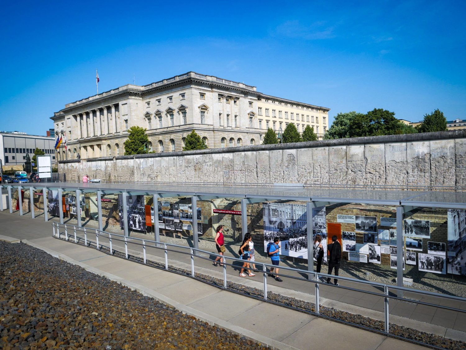 Berliner Mauer in Bildern: Der Preußische Landtag ist heute das Berliner Abgeordnetenhaus. Ein Teilstück der Mauer ist hier erhalten und kann besichtigt werden – am besten zusammen mit der Topographie des Terrors. Foto: imago images / Jürgen Ritter