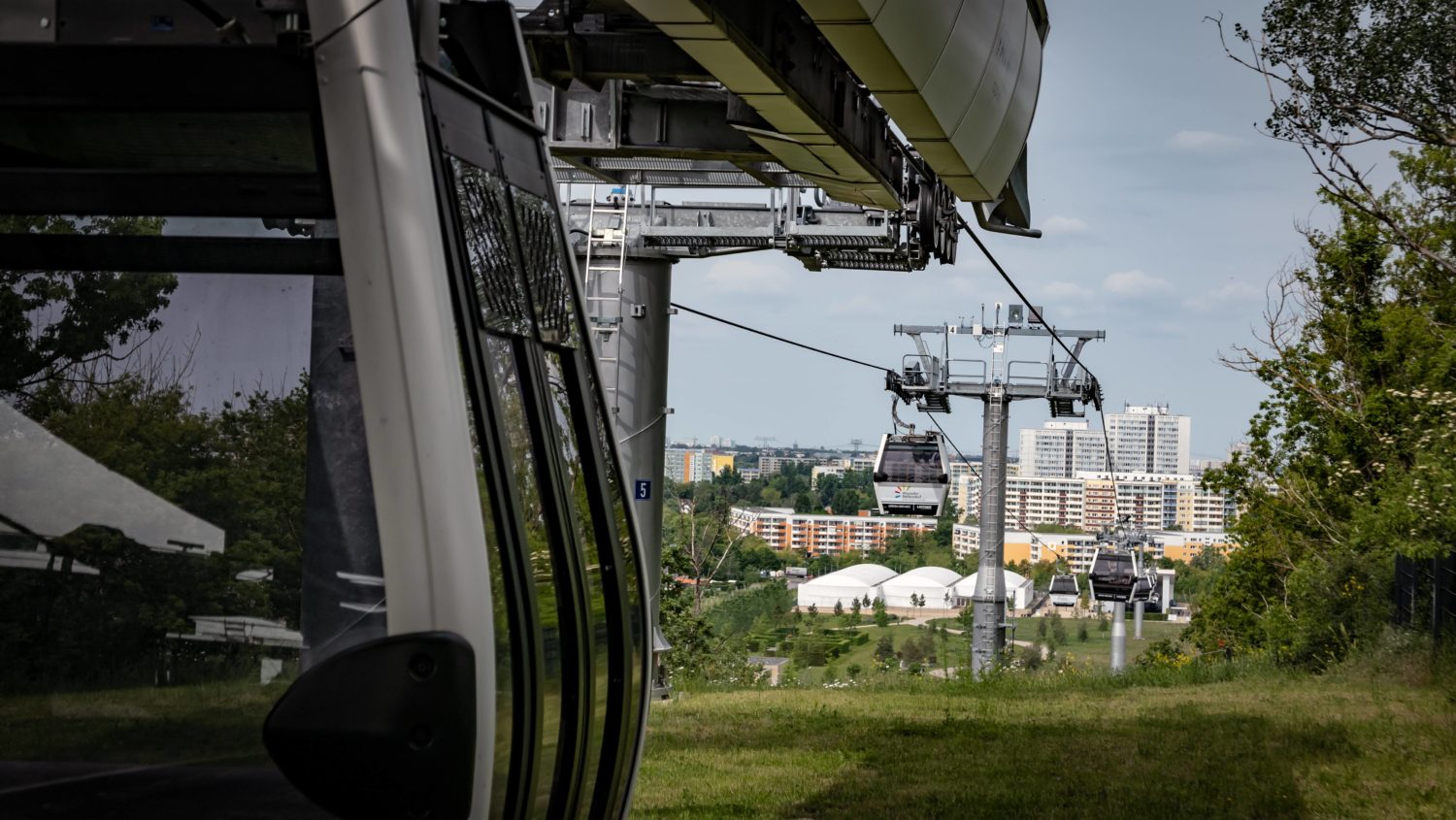 Bus? U-Bahn? Nein, zu den Gärten der Welt gondelt man am besten mit der Seilbahn. Foto: Imago/Jürgen Ritter 