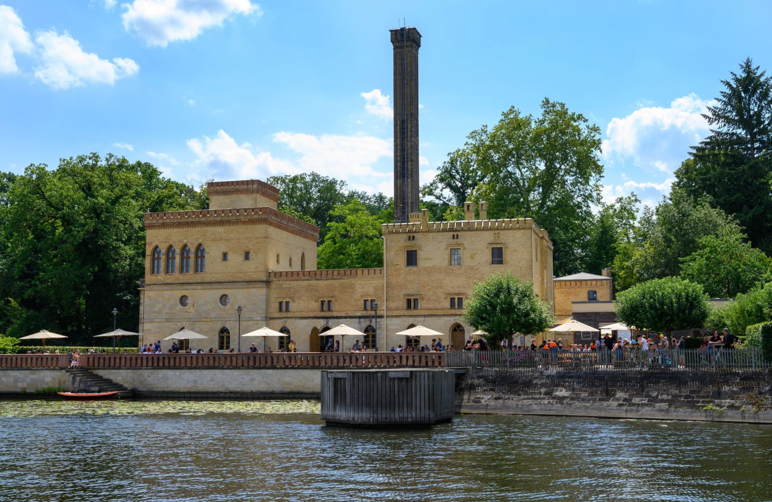 besondere Orte in Potsdam: Wunderschöner Biergarten am See: Ein Besuch der Meierei in Potsdam ist im Sommer eine echte Empfehlung.