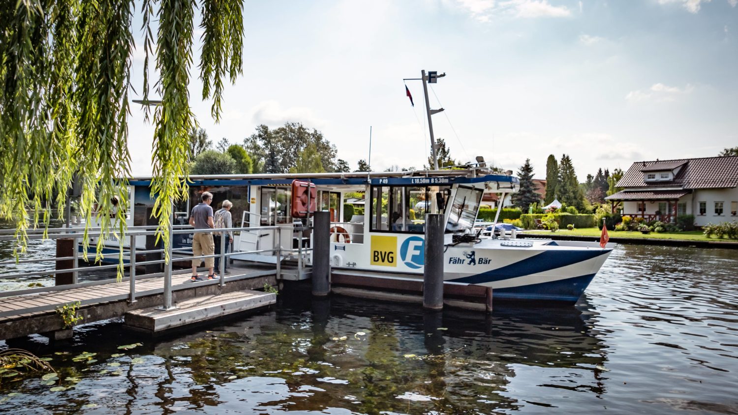 Wer eine Tageskarte hat, fährt mit der BVG-Fähre umsonst (gilt natürlich auch für Monatskarten) – und günstiger kommt ihr in Berlin wohl kaum aufs Wasser. Foto: Imago/Ritter