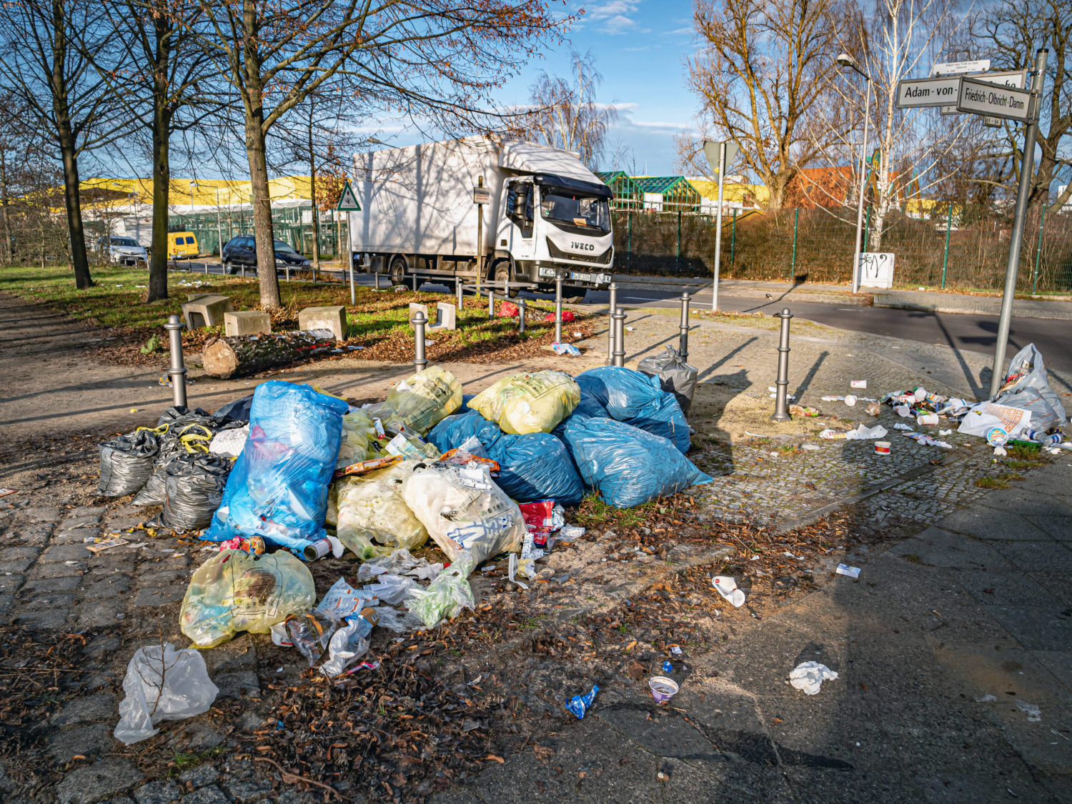 Sperrmüll in Berlin: Müllsäcke in der Adam-von-Trott-Straße unweit des Flughafens Tegel.