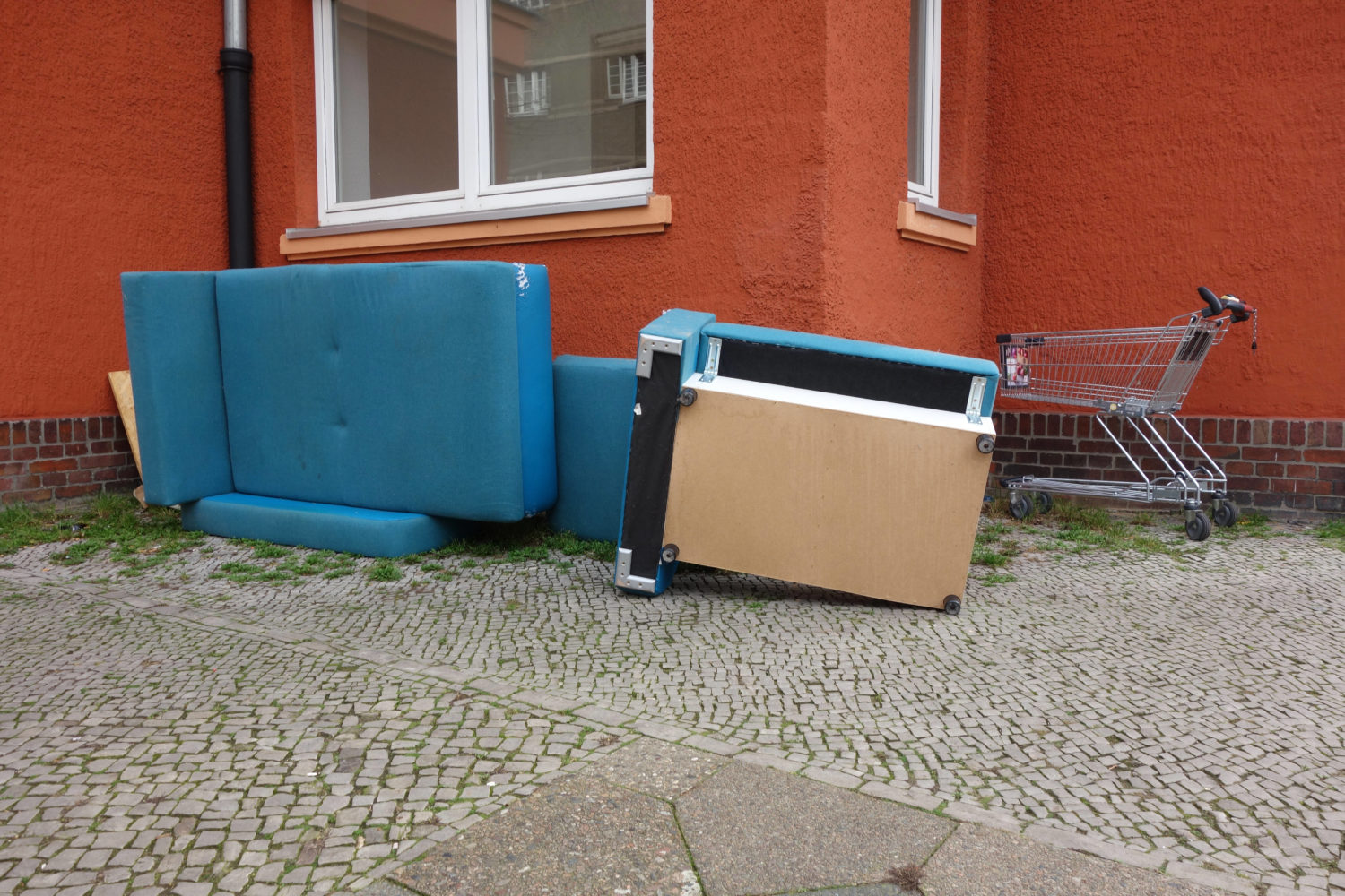 Illegal entsorgte Möbel am Straßenrand in der Lüderitzstraße in Wedding.