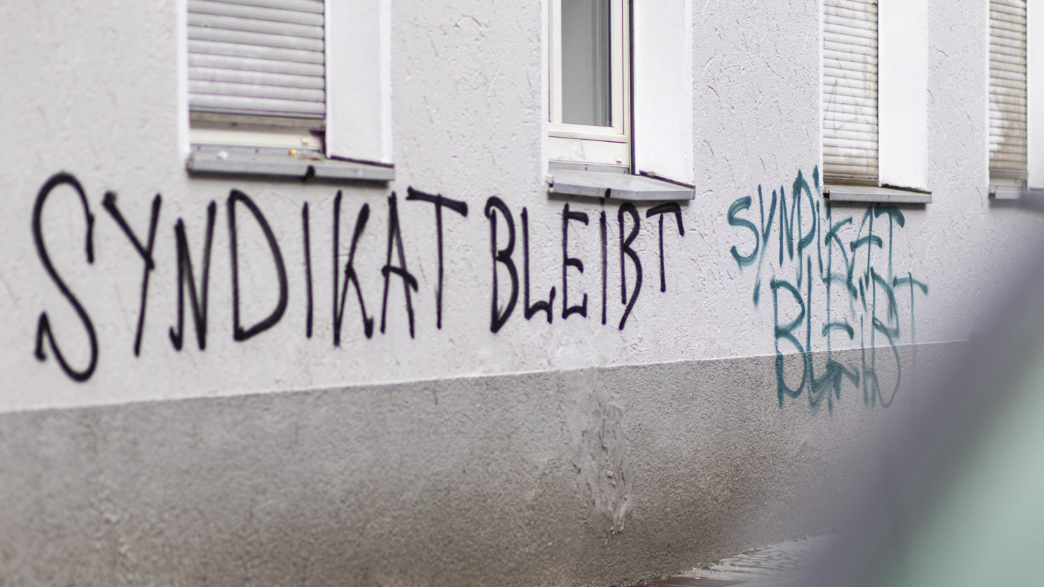 "Syndikat bleibt" – Graffiti auf einer Hauswand in Neukölln. Die linke Szenekneipe Syndikat steht kurz vor der Zwangsräumung. Foto: imago images / Jannis Große