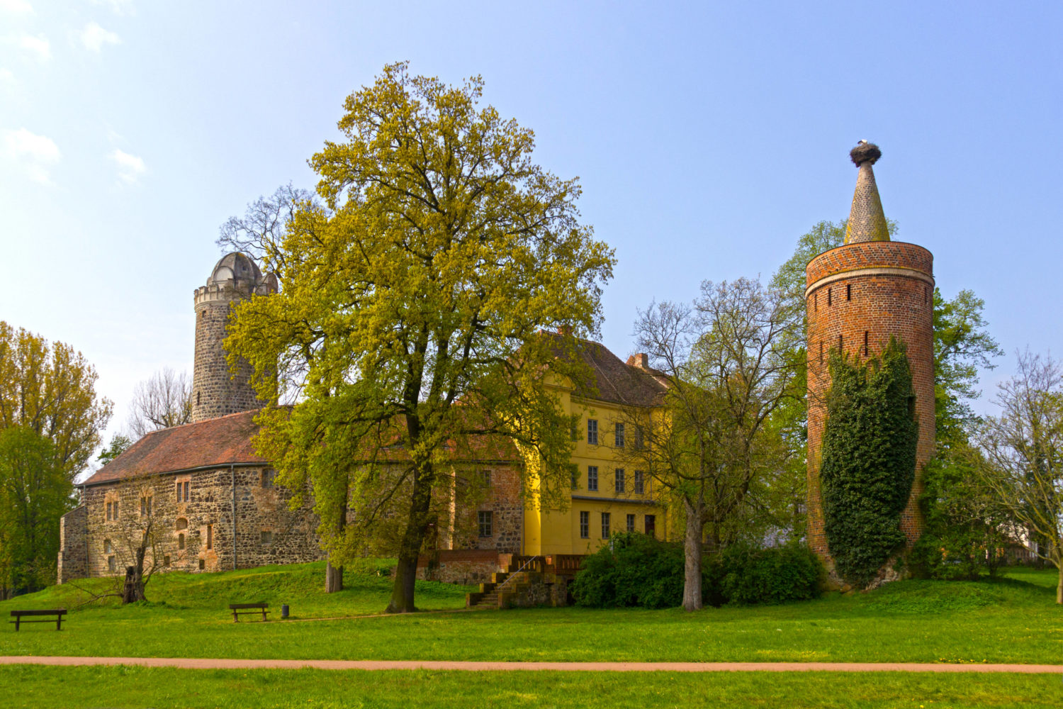 Burgen in Brandenburg Die Burg Ziesar wurde erstmals vor über tausend Jahren erwähnt, blickt also auf eine lebhafte Geschichte zurück. Das Burgmuseum und der gut erhaltene Bergfried liefern noch heute authentische Einblicke.