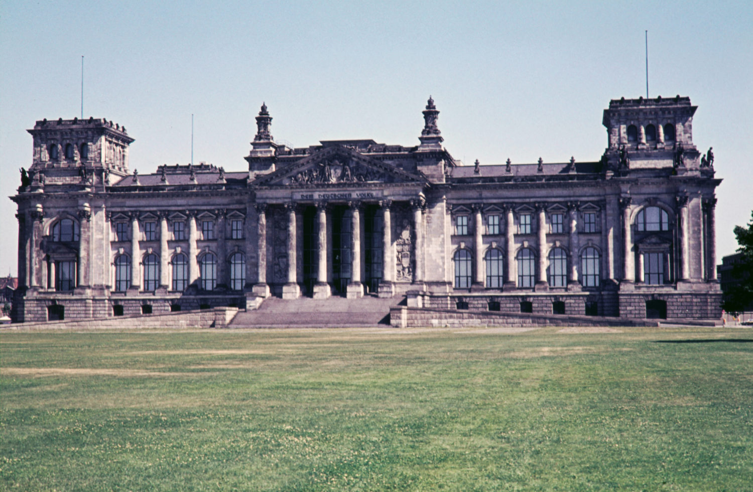 Nach dem Krieg wurde der Reichstag wieder aufgebaut – allerdings ohne Kuppel.