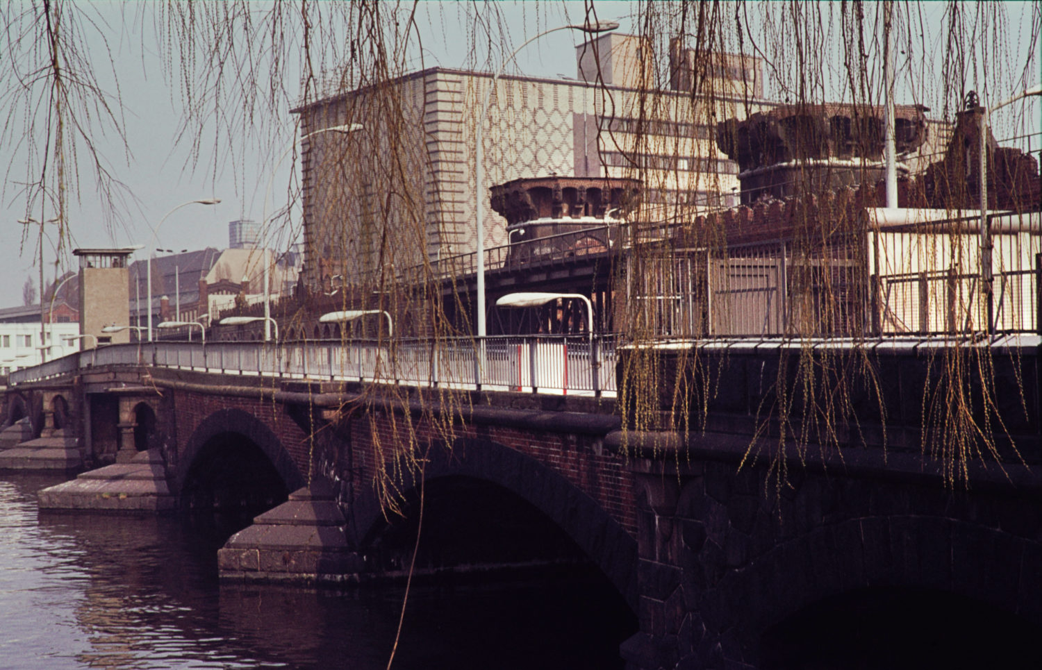 Die Oberbaumbrücke in den späten 1960er-Jahren. John le Carré inszenierte hier einen Spionage-Showdown. Foto: Imago Images/ Serienlicht