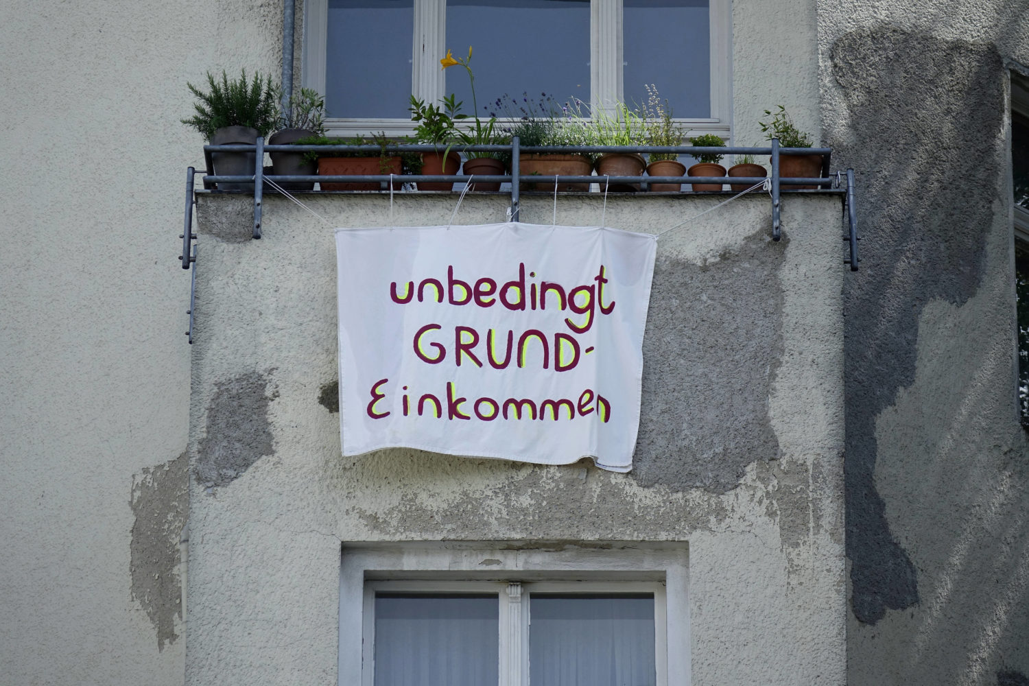 Ein Transparent für das Bedingungslose Grundeinkommen in Kreuzberg.