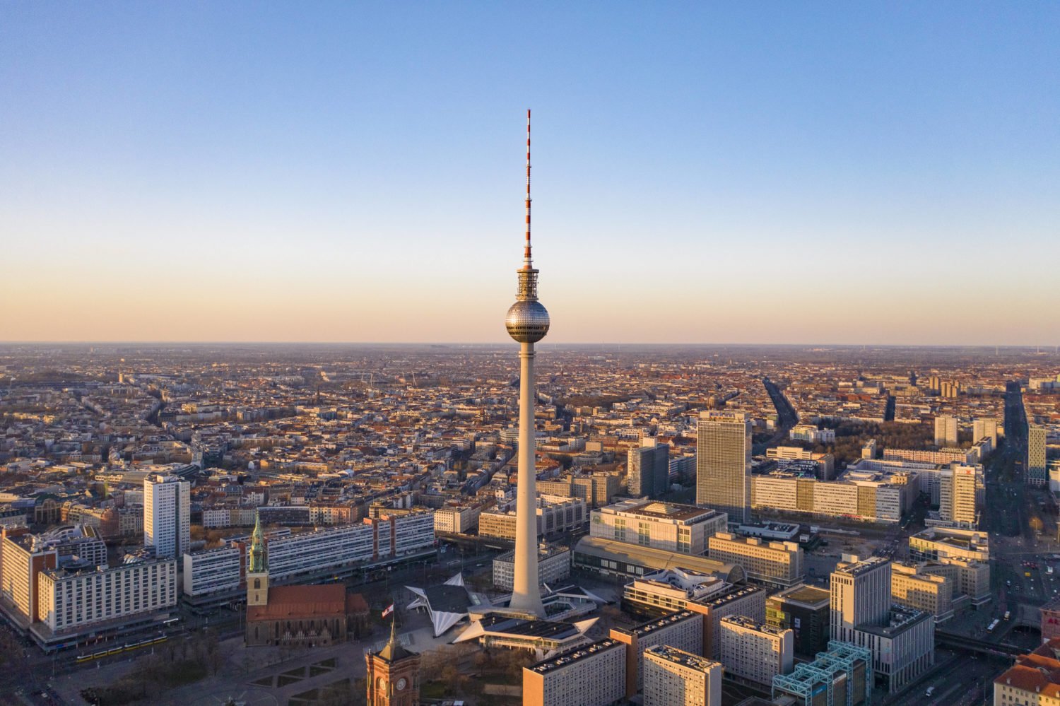 Buslinie 200 Ein Blick über Berlin mit Fernsehturm und St. Marienkirche.