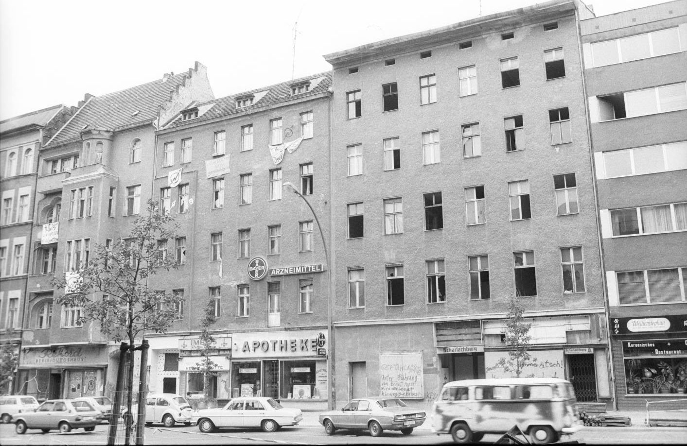 Mit Transparenten versehene Häuser in der Potsdamer Straße. Foto: Museen Tempelhof-Schöneberg/Jürgen Henschel