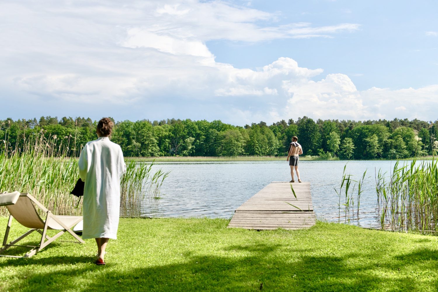 Hotels am Wasser in Brandenburg Schönes Anwesen in traumhafter Lage: Die Villa am Röddelinsee kann gleich als ganzes Ferienhaus gemietet werden.