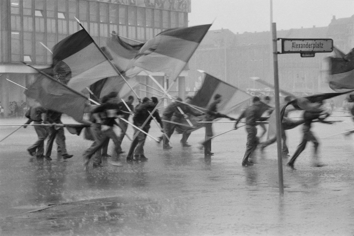 "Fahnenflucht", 1. Mai Demonstration auf dem Alexanderplatz, Berlin-Mitte, 1987, DDR.