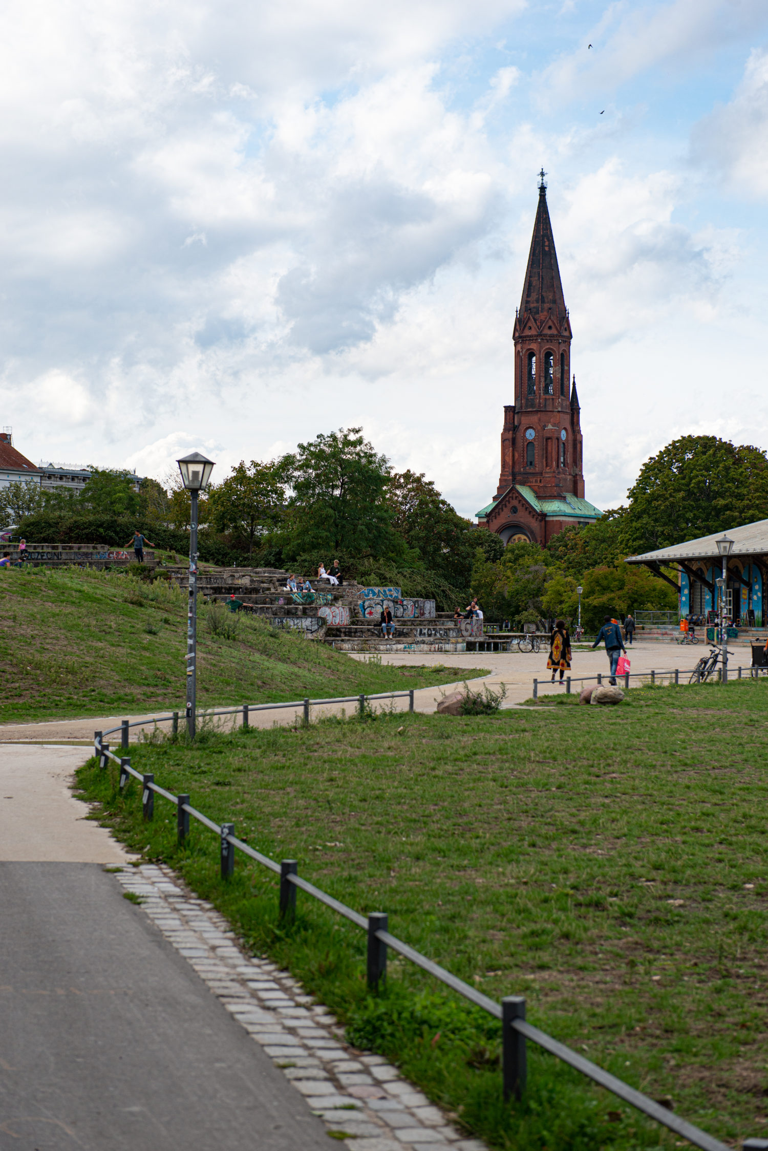 Normalerweise ist der Görlitzer Park ein Schmelztiegel. Ohne Touristen ist der Ort in Kreuzberg hingegen wie leergefegt.    Foto: F. Anthea Schaap