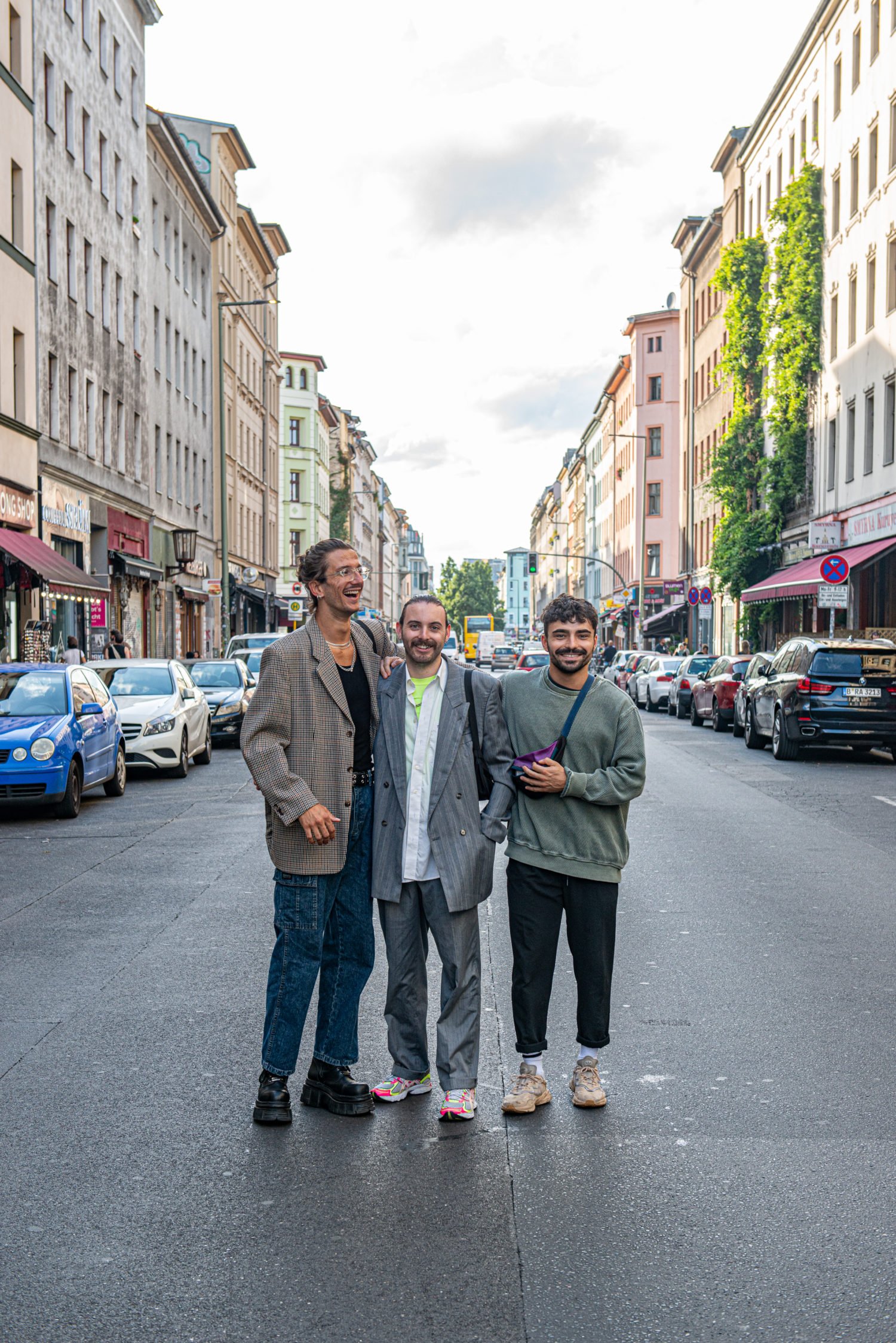 Kreuzberg ohne Touristen: Jakub, Richard, Marvin (v. r. n. l.): drei Sonnyboys auf der Oranienstraße – und Clubber, die in diesem Sommer lieber flanieren.      Foto: F. Anthea Schaap