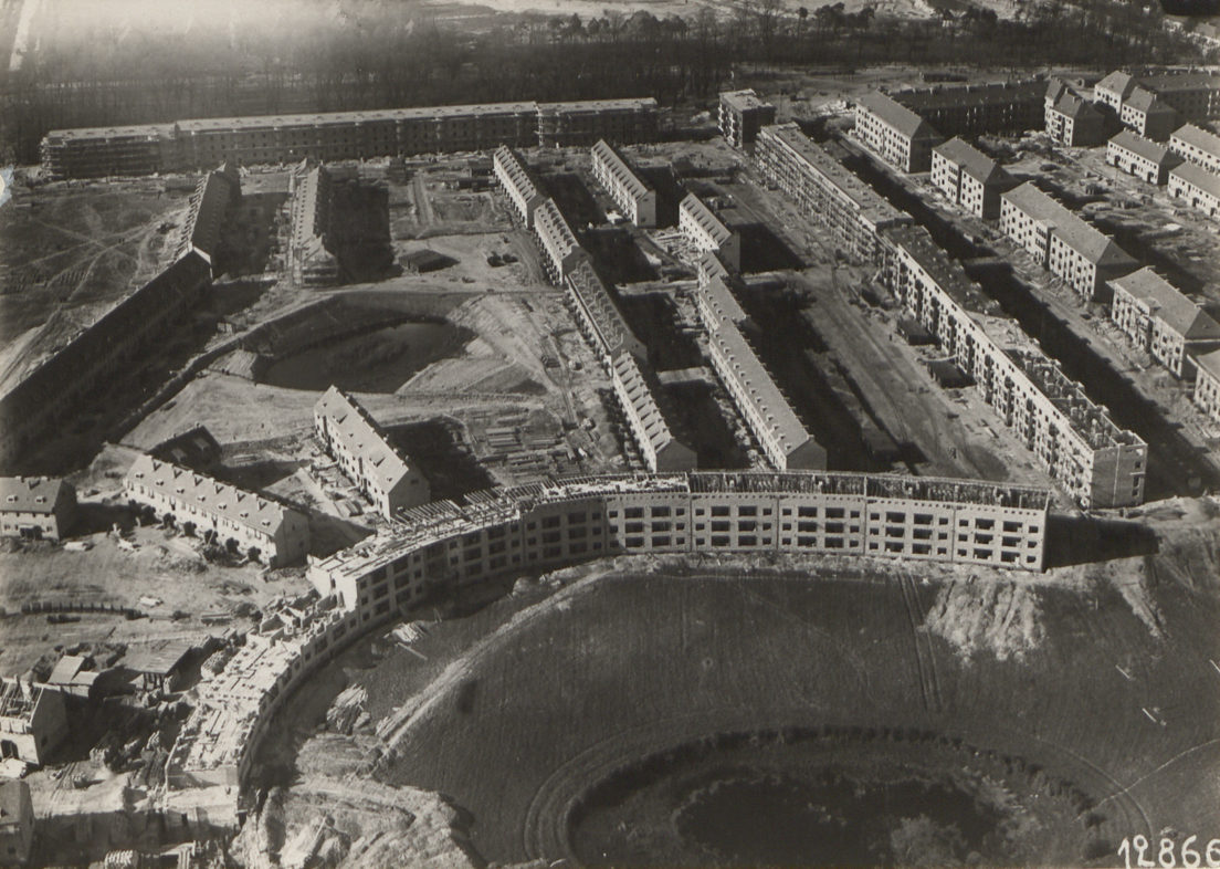 Luftaufnahme der Hufeisen-Siedlung in Berlin-Britz, um 1927. 
