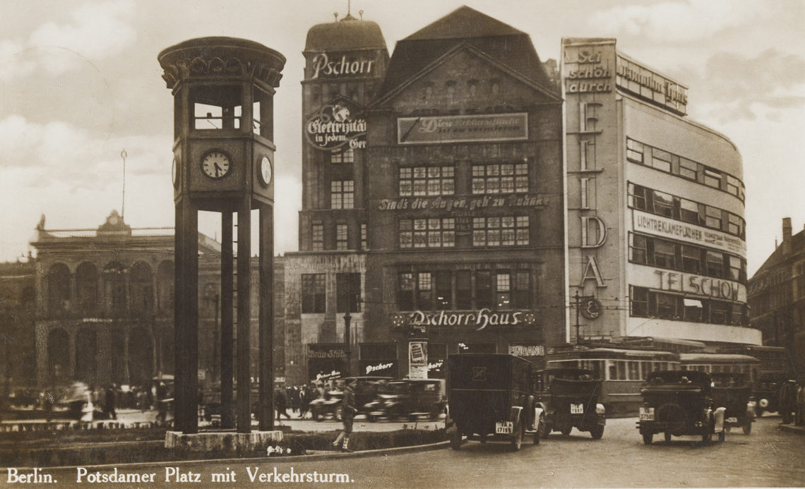 100 Jahre Groß-Berlin: Bildpostkarte vom Potsdamer Platz mit Verkehrsturm, Berlin, 1930. 