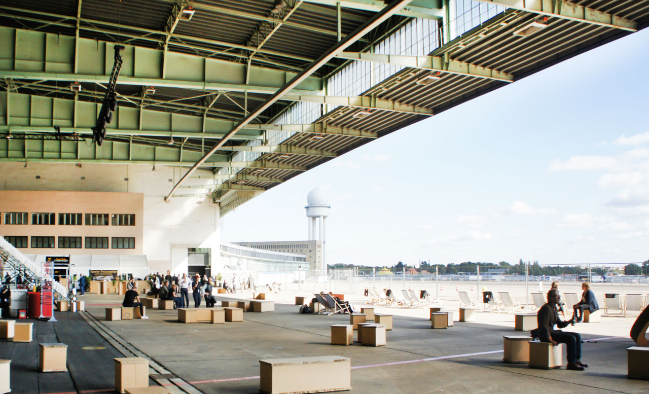 Berlin Art Week 2020: Die Messe Positions Berlin Art Fair mit der überdachten Außenanlage für Skulpturen im Flughafen Tempelhof. Foto: Positions Berlin Art Fair. 