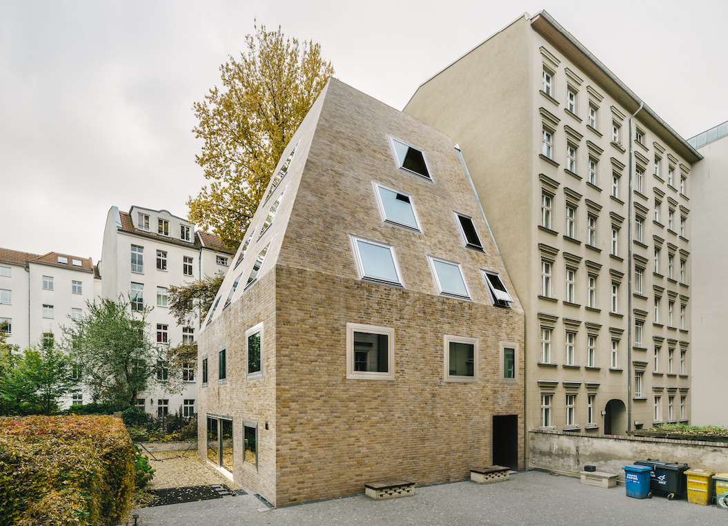 Architektur Projekte Berlin: Pyramide von Barkow Leibinger in einem Hinterhof in Prenzlauer Berg. Foto: B-L Barkow Leibinger/ Simon Menges