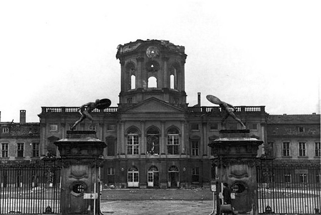 Das zerstörte Schloss Charlottenburg nach dem zweiten Weltkrieg. 