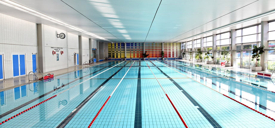 schwimmen Berlin Die Schwimmhalle am Ankogelweg in Mariendorf ist im Sommer ein Freibad und im Winter wird die Saison in die angrenzende Schwimmhalle verlegt.