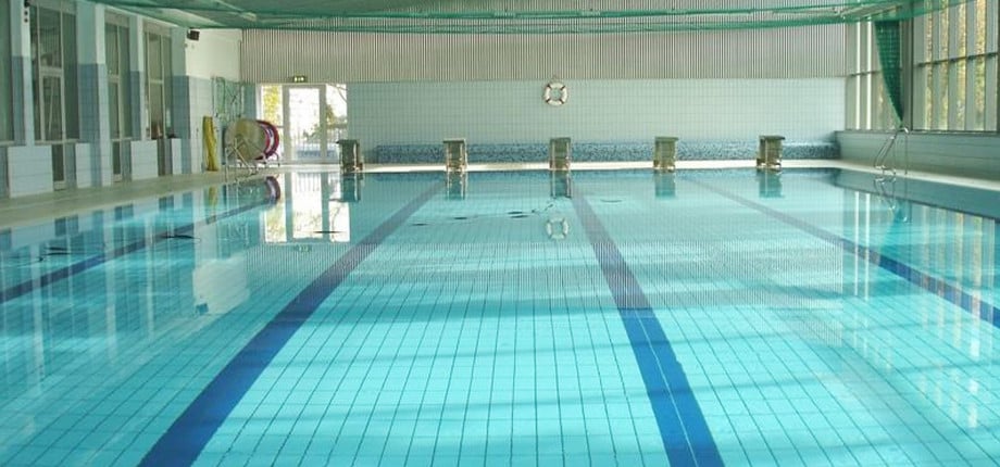 schwimmen Berlin Momentan gibt es hier kein Sauna-Genuss, aber die Köpenicker Schwimmhalle im Allendeviertel hat noch mehr zu bieten. 