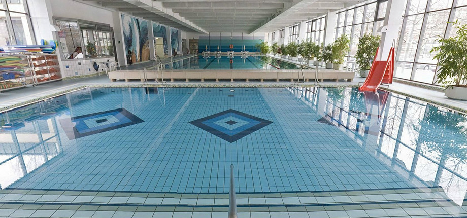 schwimmen Berlin Badegäste in der Schwimmhalle Anton-Saefkow-Platz können sich über einen lichtdurchflutete Badetag freuen. Eine Grundausstattung mit 25-Meter-Becken und einem Nichtschwimmerbecken inbegriffen.