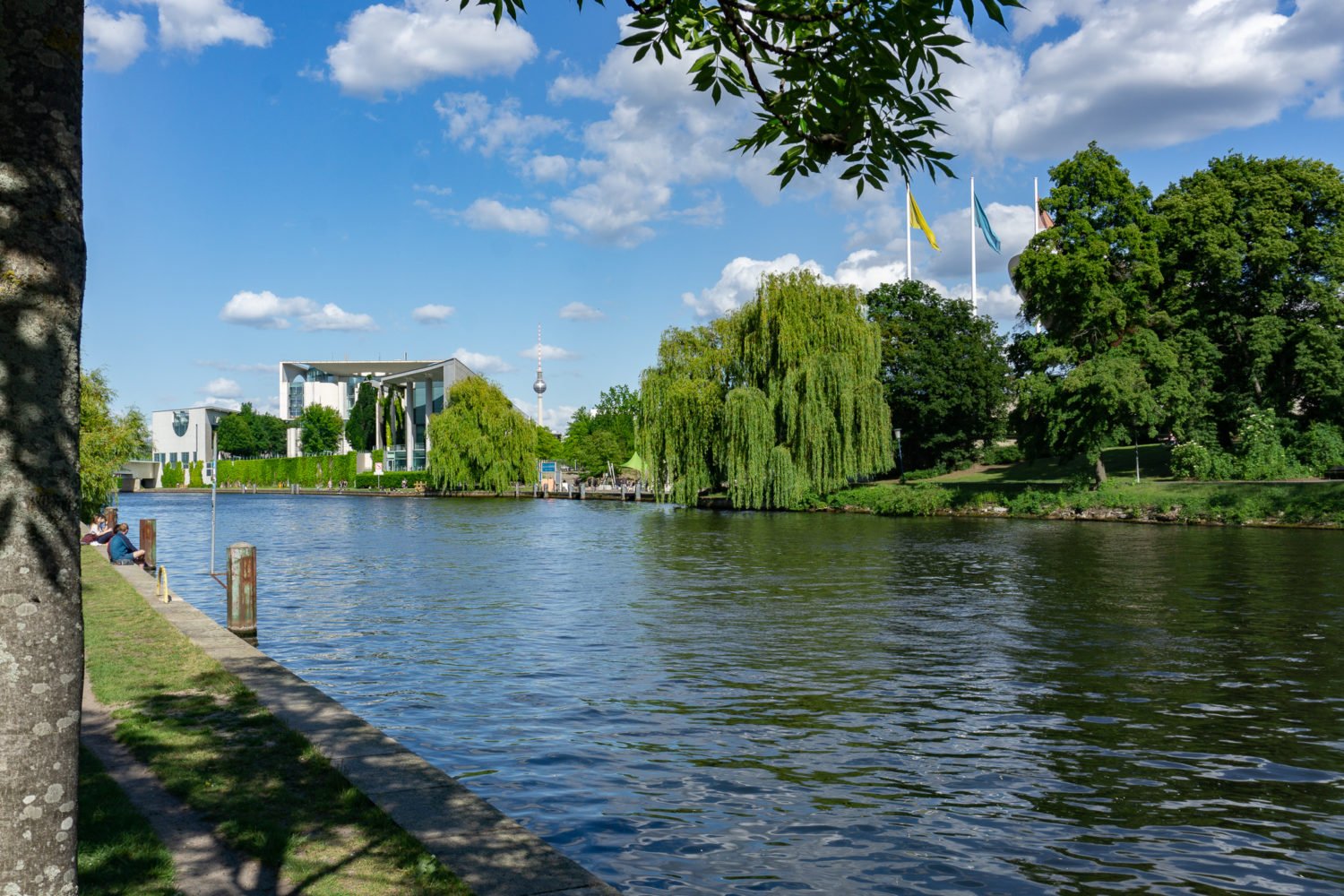 Vom Moabiter Ufer aus hat man Berlins Sehenswürdigkeiten wie Kanzleramt, HKW und Fernsehturm gut im Blick. Foto: Max Müller