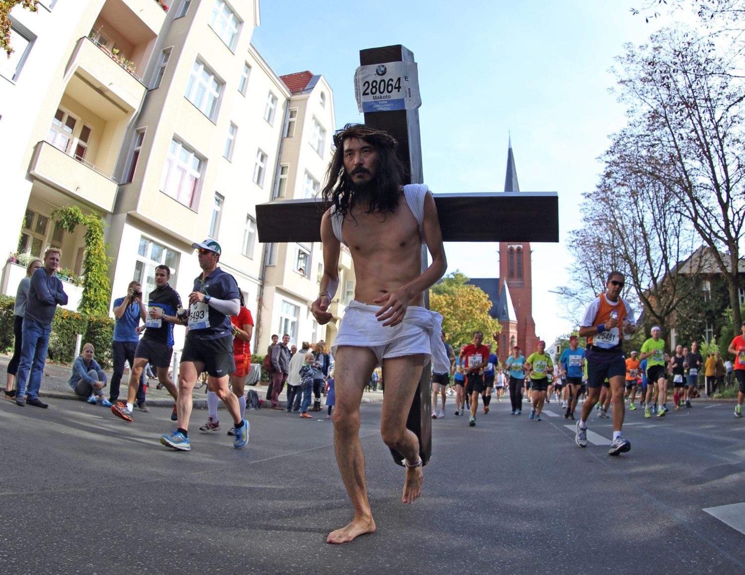 Der japanische Jesus lief 2014 barfuss mit. Foto: Imago/Leber
