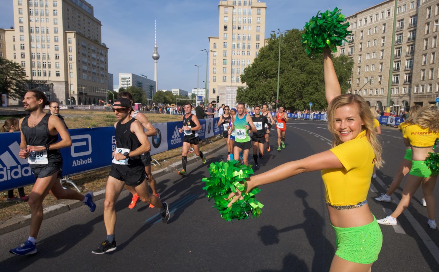 Berlin Marathon 2020: Cheerleader feuern die Läufer am Straußberger Platz an. Foto: Imago/Camera4/Eberhard Thonfeld
