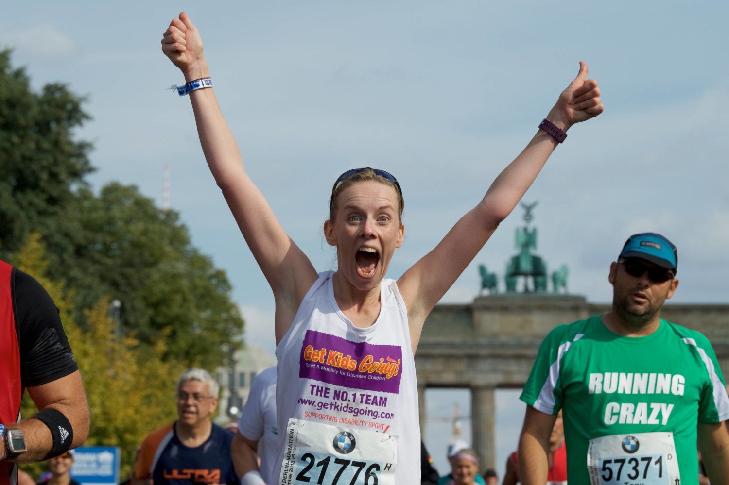 Berlin Marathon 2020: Geschafft! Eine Teilnehmerin jubelt am Brandenburger Tor. Foto: Imago/Camera4/Eberhard Thonfeld
