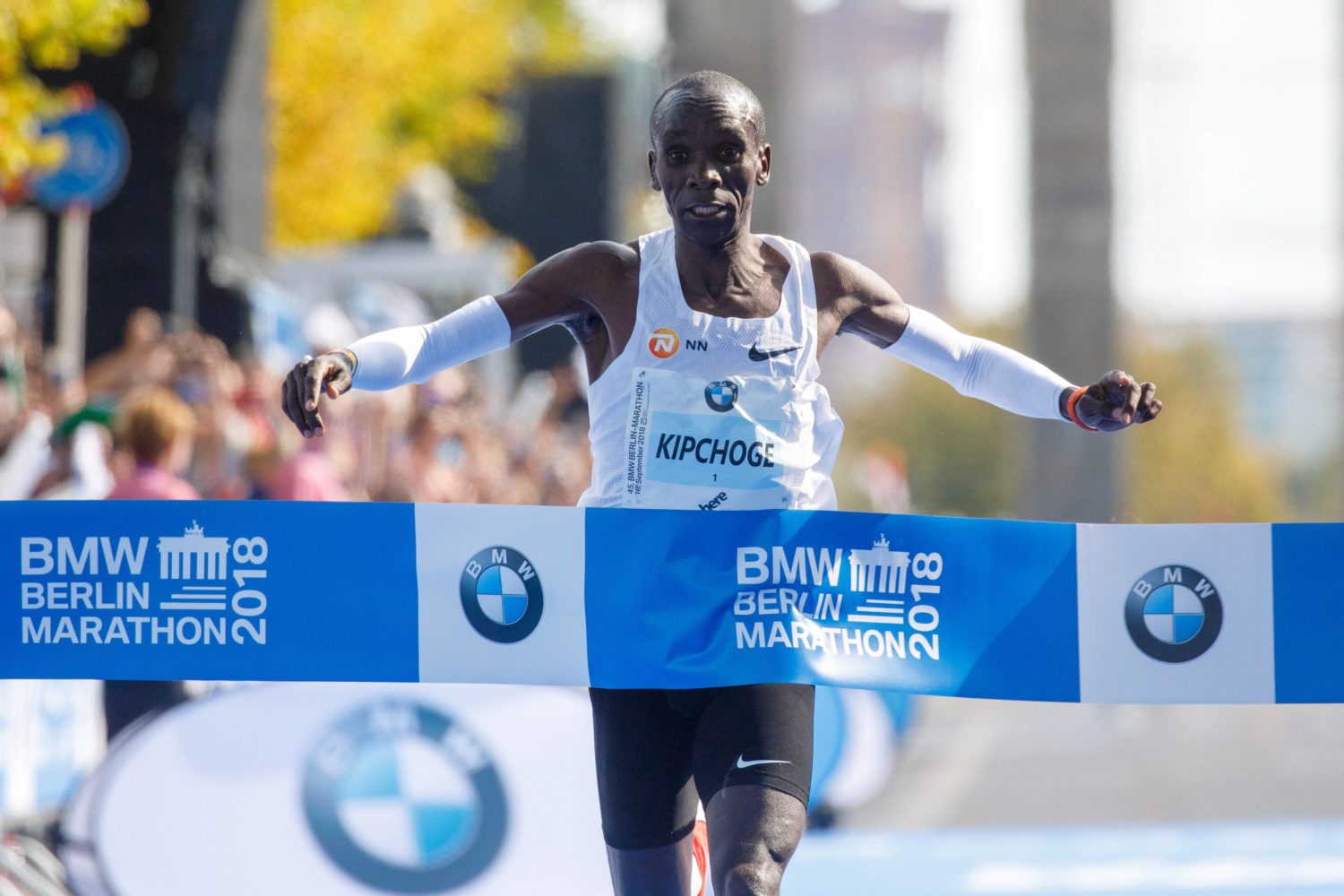 Der Marathon-Weltrekord wurde in Berlin gebrochen! 2018 läuft Eliud Kipchoge (KEN) nach 2:01:39 Stunden als Sieger ins Ziel. 